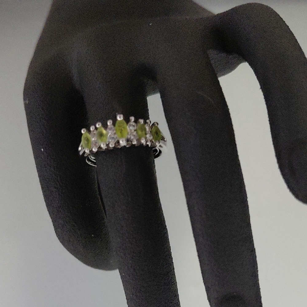 Source Unknown Silver and Green Gemstone Ring